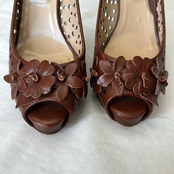 Valentino Garavani Leather Floral Pumps / heels - Picture 7 of 8